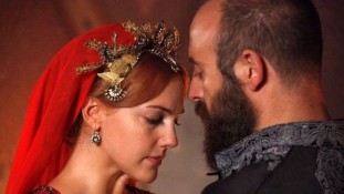 Halit Ergenç ve Meryem Uzerli'yi Buluşturan İmroz'da Bahar Okuma Provasından Fotoğraflar Geldi!