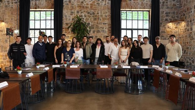 Altı Üstü İstanbul Oyuncu Kadrosu Okuma Provasında Buluştu! 