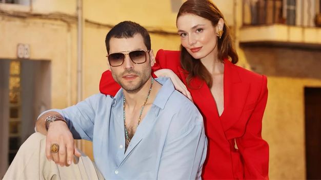 Veliaht Oyuncuları Serra Arıtürk ve Akın Akınözü Pozu Gündem Oldu! 
